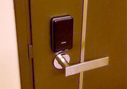 竹原市で防犯対策のため家のドアに電気錠を後付け